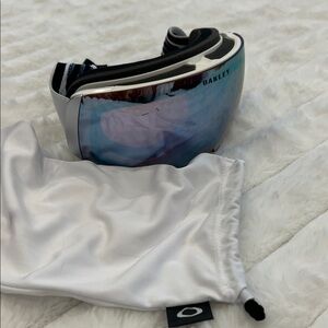 Oakley Prizm Blue and White VR Goggles